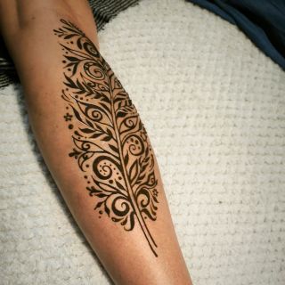 Dnešní peříčko na lýtko... tento motiv jsem klientce malovala už potřetí, pokaždé ho uděláme trochu jinak, takže je i není...