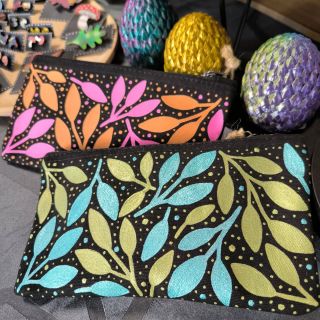 Tašky, kapsičky, peněženky na Vaše nezbytnosti. Každá jedinečná, každá ručně malovaná. Tvoří pro Vás Natálka z @latkyplno...